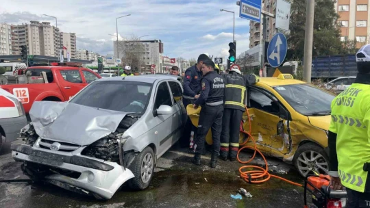 Aydın'da taksi ile otomobil çarpıştı: 2 yaralı