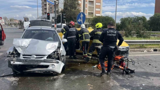 Aydın'da taksi ile otomobil çarpıştı: 2 yaralı