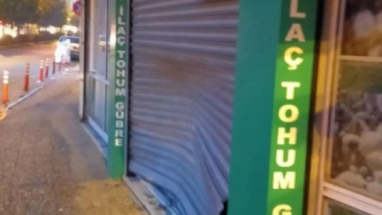 Aydın'da taşlı saldırı: İş yeri ve ATM'ye zarar verdiler
