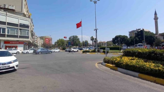 Aydın'da termometreler 39'u gösterdi, vatandaşlar gölgeye sığındı