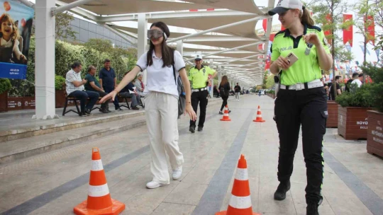 Aydın'da trafik ekipleri vatandaşlara 'hayatla yarışılmaz' diyerek uyardı