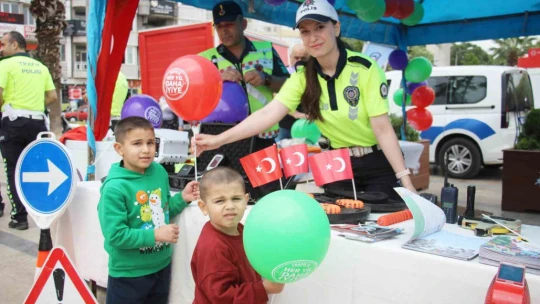 Aydın'da trafik ekipleri vatandaşlara 'hayatla yarışılmaz' diyerek uyardı