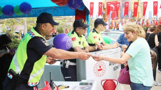 Aydın'da trafik ekipleri vatandaşlara 'hayatla yarışılmaz' diyerek uyardı