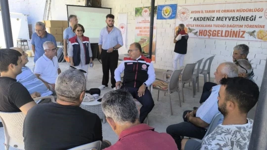 Aydın'da üreticilere 12 bin Akdeniz meyve sineği tuzağı teslim edildi