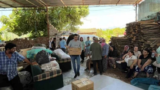 Aydın'dan İzmir'e yardım eli uzandı, topladıkları eşyaları teslim ettiler