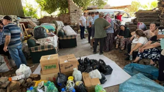 Aydın'dan İzmir'e yardım eli uzandı, topladıkları eşyaları teslim ettiler