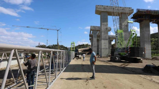 Aydın-Denizli Otoyol inşaatında kule vinçlerin bir kısmı söküm yaparak şantiyeyi terk ediyor