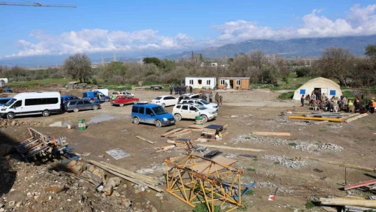 Aydın-Denizli Otoyolu'nda çalışan işçiler, aylardır paralarını alamadıkları gerekçesiyle grev başlattı