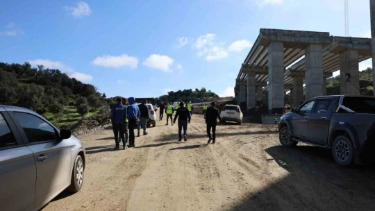 Aydın-Denizli Otoyolu'nda çalışan işçiler, aylardır paralarını alamadıkları gerekçesiyle grev başlattı