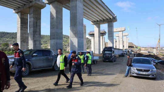 Aydın-Denizli Otoyolu'nda çalışan işçiler, aylardır paralarını alamadıkları gerekçesiyle grev başlattı