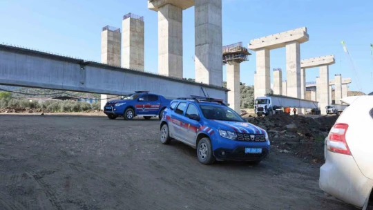 Aydın-Denizli Otoyolu'nda çalışan işçiler, aylardır paralarını alamadıkları gerekçesiyle grev başlattı