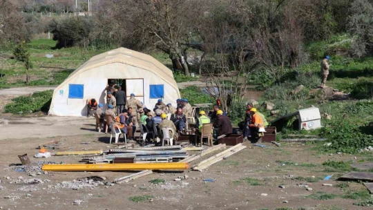 Aydın-Denizli Otoyolu'nda çalışan işçiler, aylardır paralarını alamadıkları gerekçesiyle grev başlattı