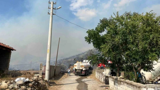 Aydın Efeler'de zirai alanda yangın, bazı evlerde hasar oluştu