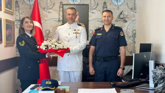 Aydın İl Jandarma Komutanlığı'ndan 'çiçekli' kutlama
