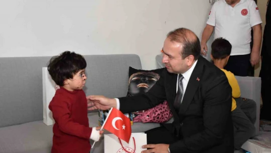 Aydın İl Sağlık Müdürü Şenkul 23 Nisan'da hasta çocukları unutmadı