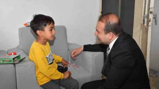 Aydın İl Sağlık Müdürü Şenkul 23 Nisan'da hasta çocukları unutmadı