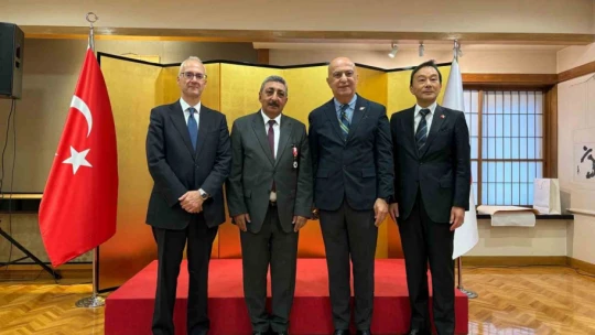 Aydın'ın başarılı müdürü Mumcu'ya Japonya İmparatorluk Nişanı verildi