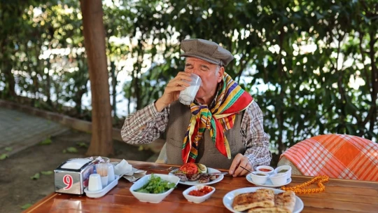 Aydın'ın Çine köftesi için şiir yazdırdı