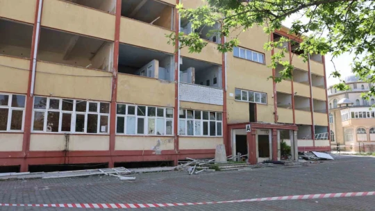 Aydın'ın sembol okulunda yıkım çalışmalarına başlandı