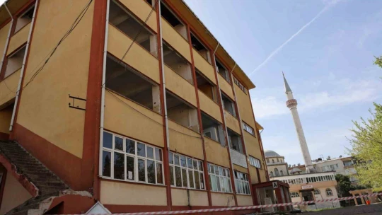 Aydın'ın sembol okulunda yıkım çalışmalarına başlandı