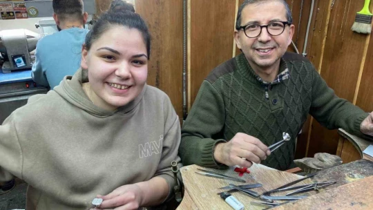 Aydın'ın tek kadın kuyumcusu çıraklığını başarı ile tamamladı