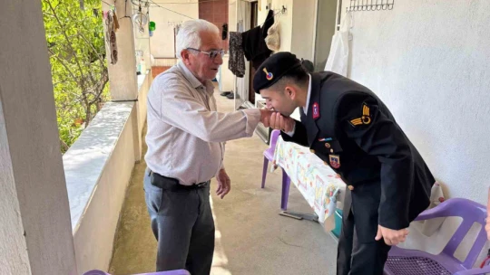 Aydın jandarması, bayramda şehit ailelerini ve gazileri unutmadı