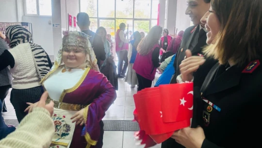 Aydın jandarması, Dünya Engelliler Günü'nde engelli bireyleri unutmadı