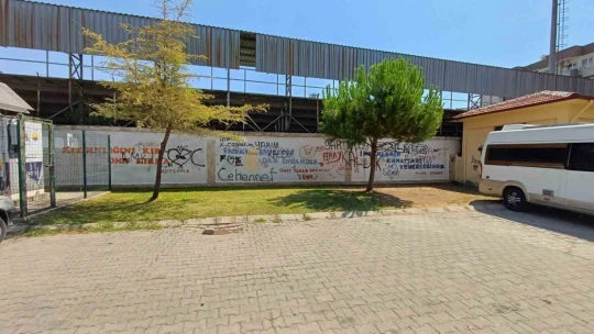 Aydın sokakları karalama duvarına döndü