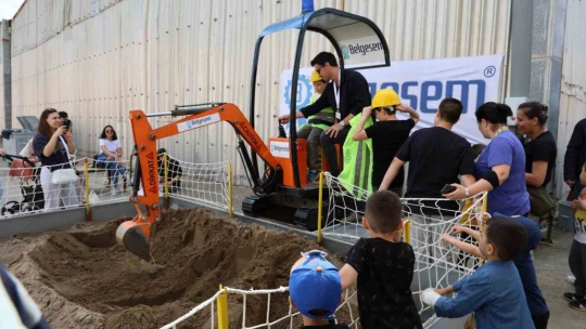 Aydın Tarım Fuarı yoğun ilgi gördü, çocuklar gerçek iş makinesi ile oynamanın keyfini yaşadı