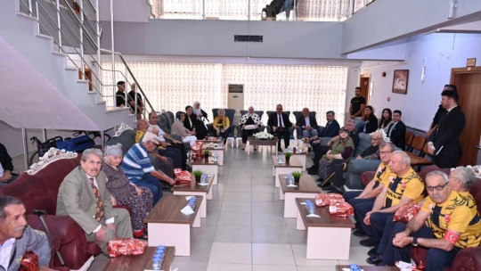 Aydın Valisi Canbolat, huzurevi sakinleriyle bir araya geldi