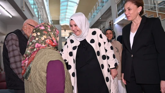 Aydın Valisi Canbolat, huzurevi sakinleriyle bir araya geldi
