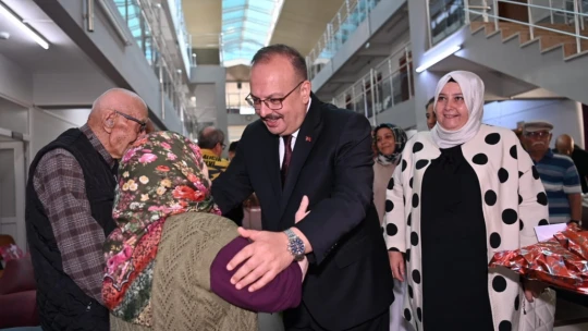 Aydın Valisi Canbolat, huzurevi sakinleriyle bir araya geldi