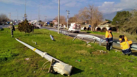 Aydınlatma direğine çarpan kamyonet sürücüsü yarandı