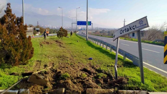 Aydınlatma direğine çarpan kamyonet sürücüsü yarandı