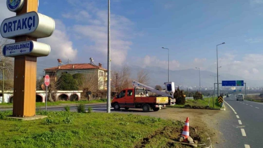 Aydınlatma direğine çarpan kamyonet sürücüsü yarandı