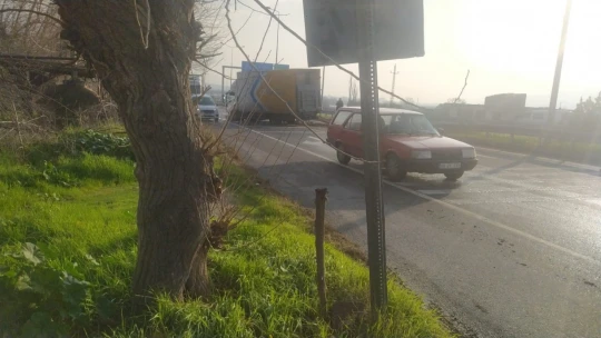 Aydınlatma direğine çarpan kamyonet sürücüsü yarandı