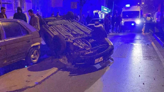 Aydınlatma direğine çarpıp takla attı: 4 yaralı