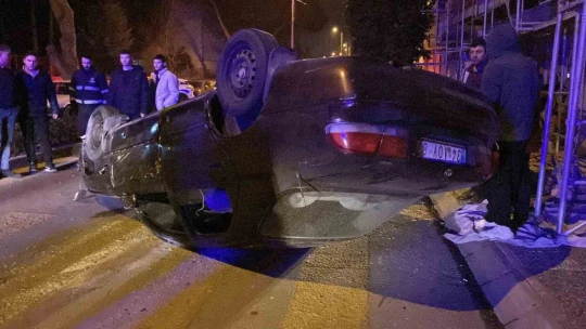 Aydınlatma direğine çarpıp takla attı: 4 yaralı