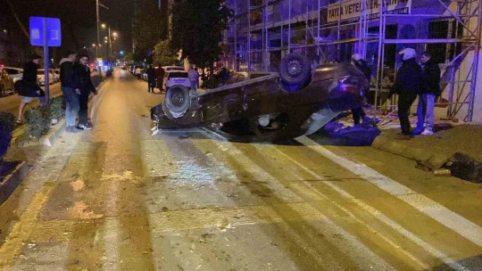 Aydınlatma direğine çarpıp takla attı: 4 yaralı