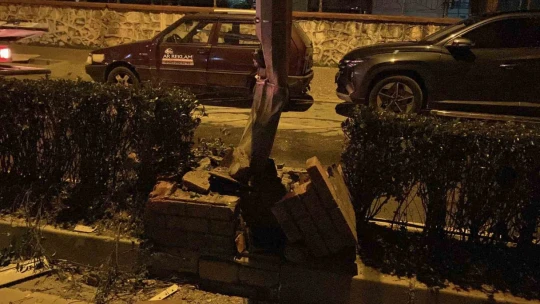 Aydınlatma direğine çarpıp takla attı: 4 yaralı