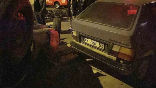 Aydınlatma direğine çarpıp takla attı: 4 yaralı