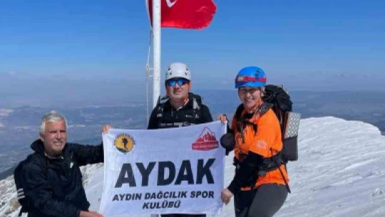 Aydınlı dağcılar, Ege'nin en yüksek zirvesine tırmandı