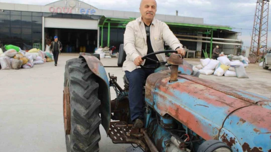 Aydınlı fabrikatör, parasızlıktan değil hatırasından dolayı 66 yıllık traktörü kullanıyor