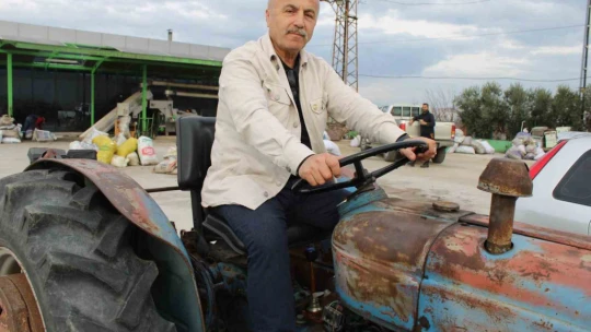 Aydınlı fabrikatör, parasızlıktan değil hatırasından dolayı 66 yıllık traktörü kullanıyor