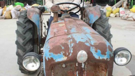 Aydınlı fabrikatör, parasızlıktan değil hatırasından dolayı 66 yıllık traktörü kullanıyor