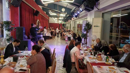 Aydınlı gazeteciler düzenlenen gecede stres attı
