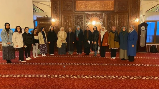 Aydınlı gençler vakit namazlarında buluşuyor