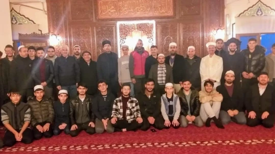 Aydınlı gençler vakit namazlarında buluşuyor