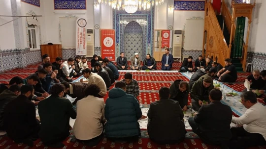 Aydınlı gençler vakit namazlarında buluşuyor