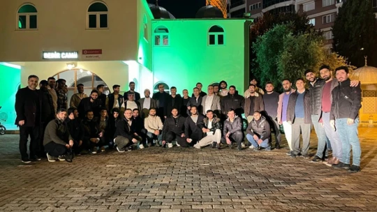 Aydınlı gençler vakit namazlarında buluşuyor